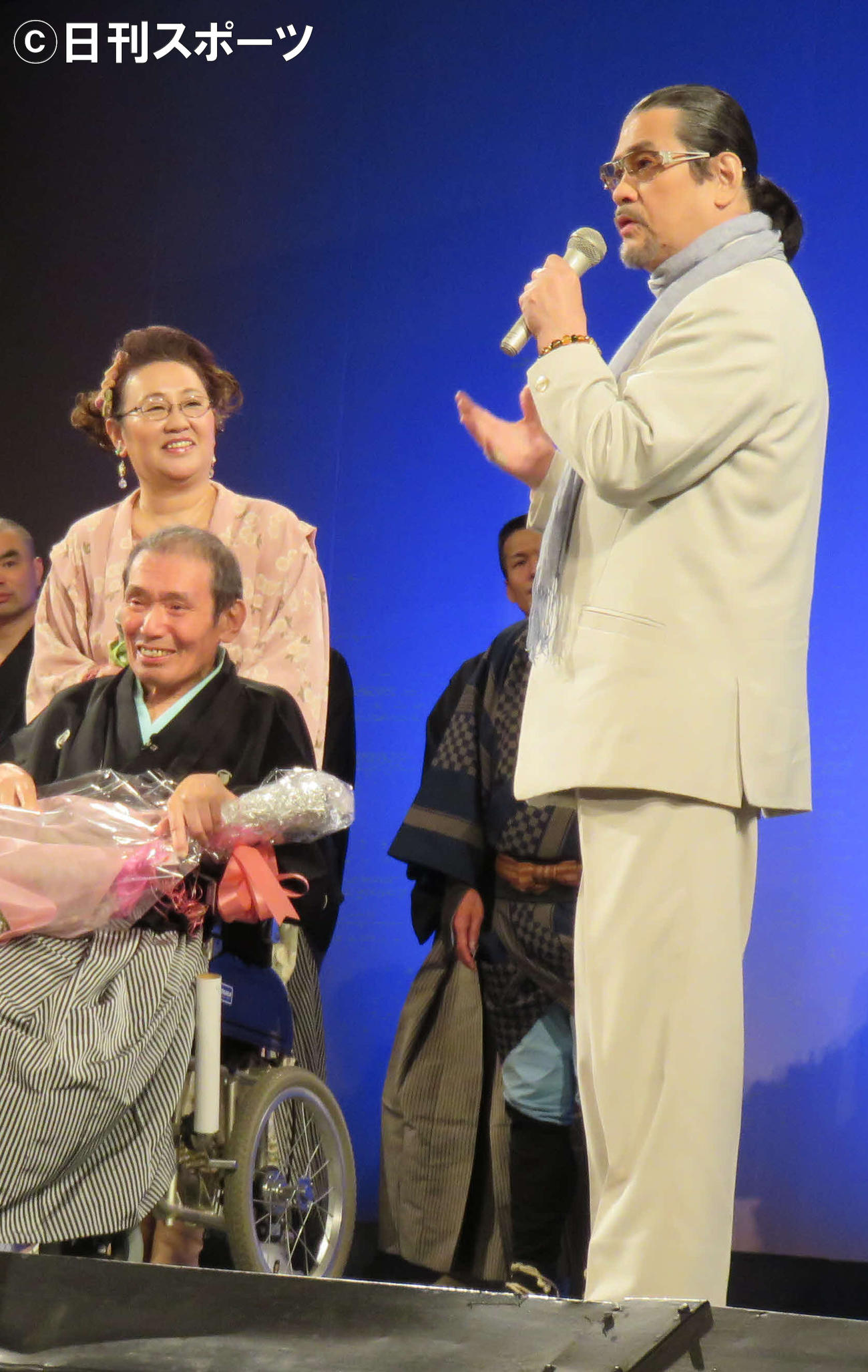 15年5月、チャンバラトリオ山根さんの引退セレモニーに駆けつけたゆう輝哲也さん
