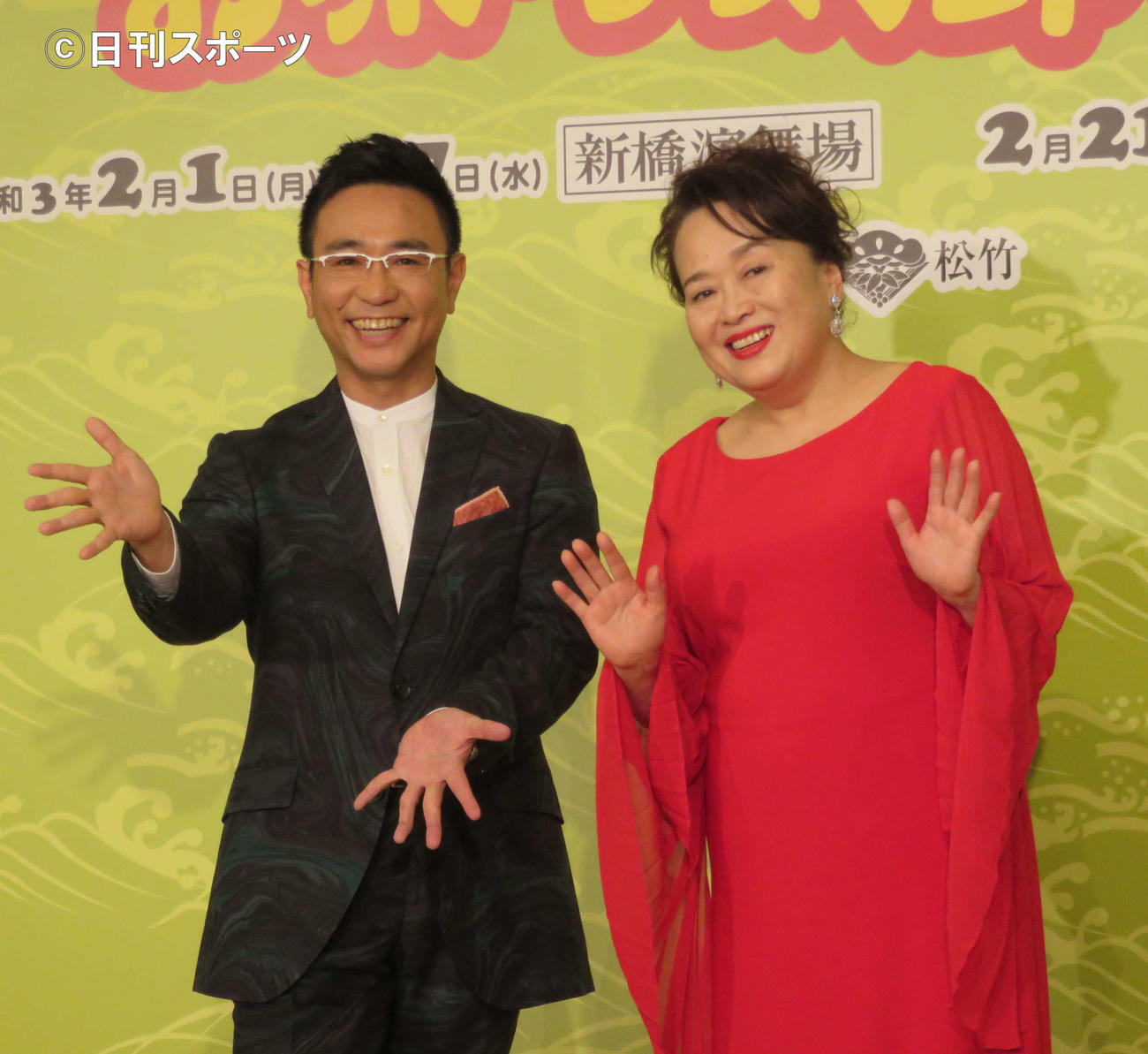 舞台「喜劇　お染与太郎珍道中」の制作会見に出席した八嶋智人（左）、渡辺えり
