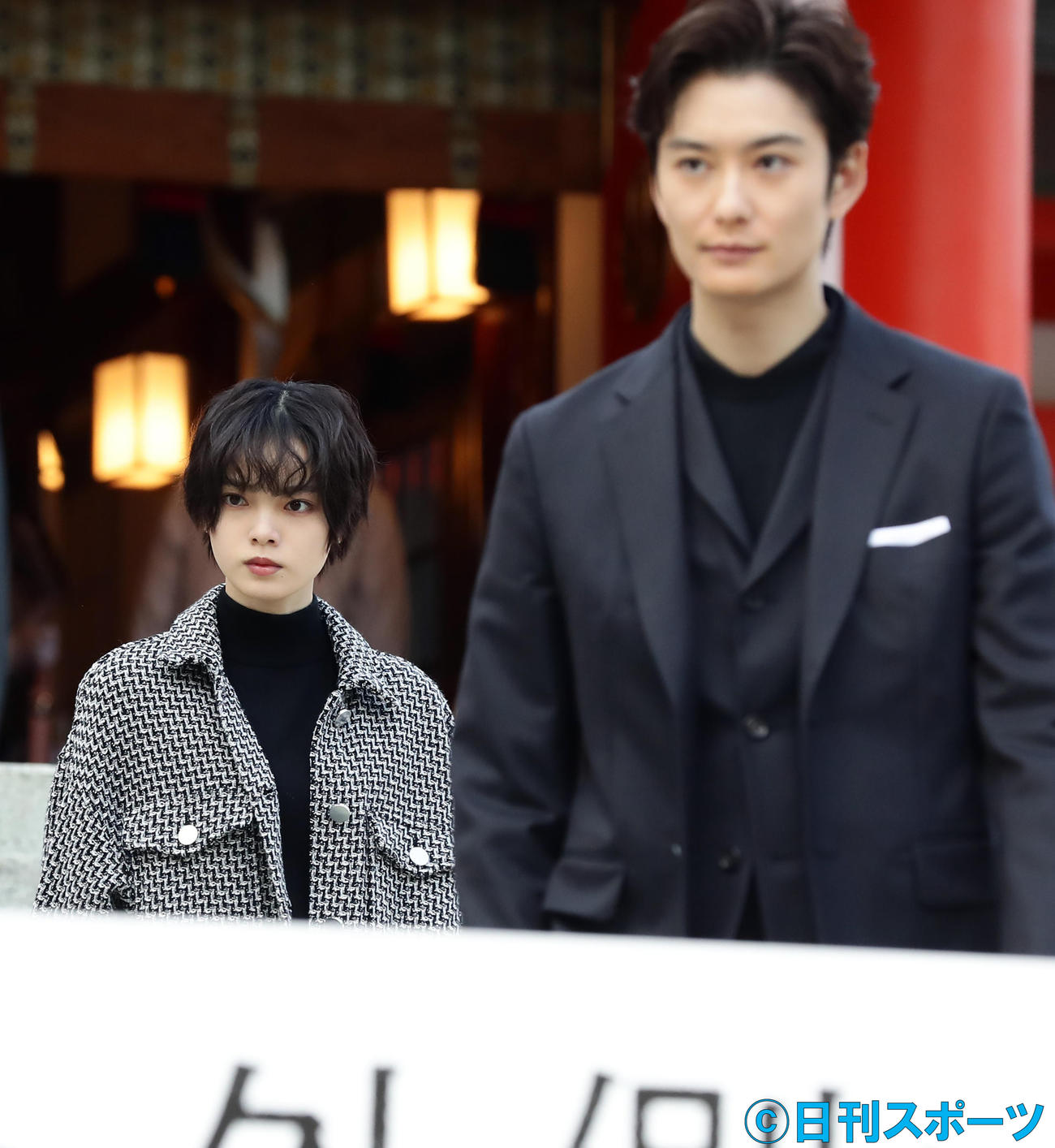 映画「さんかく窓の外側は夜」のヒット祈願を花園神社で行った、左から平手友梨奈、岡田将生（撮影・浅見桂子）