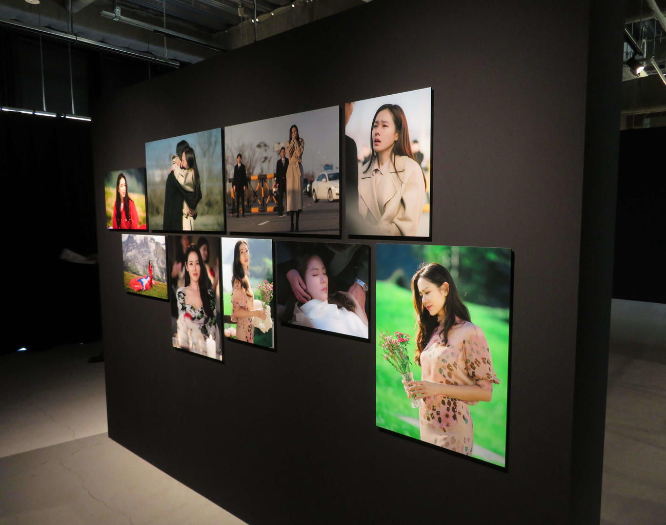 「愛の不時着」展で展示されるパネル