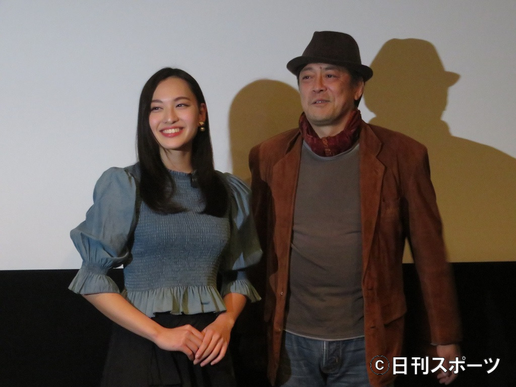 映画初主演の北村優衣（左）とデビット伊東
