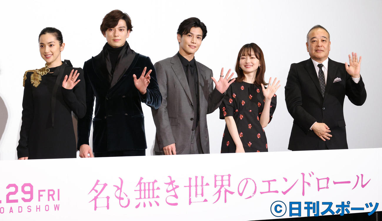 映画「名も無き世界のエンドロール」舞台あいさつをする、左から中村アン、新田真剣佑、岩田剛典、山田杏奈、佐藤祐市監督（撮影・中島郁夫）