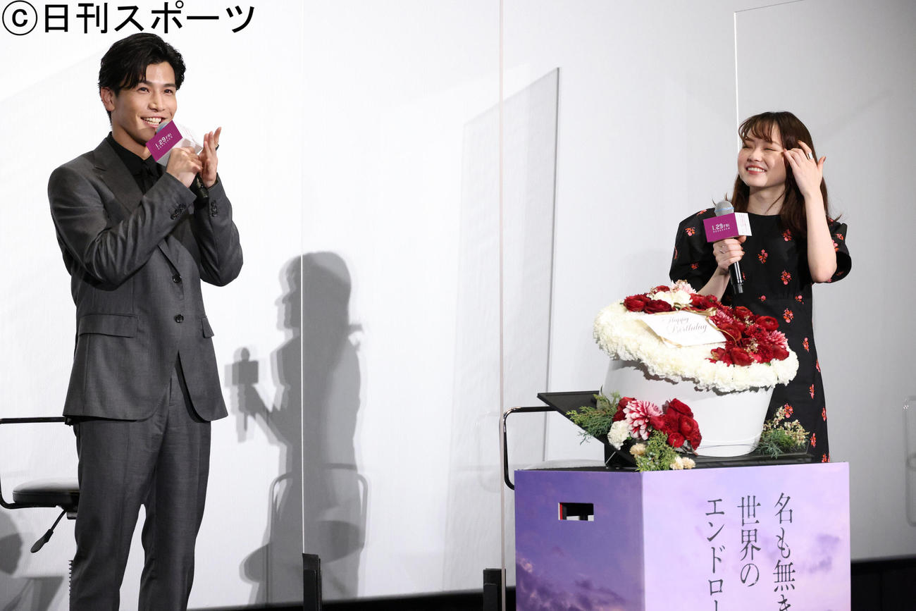 映画「名も無き世界のエンドロール」舞台あいさつで岩田剛典（左）らから誕生日ケーキを贈られる山田杏奈（撮影・中島郁夫）