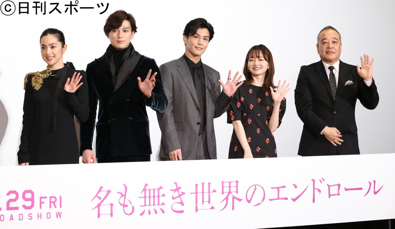 映画「名も無き世界のエンドロール」舞台あいさつをする、左から中村アン、新田真剣佑、岩田剛典、山田杏奈、佐藤祐市監督（撮影・中島郁夫）