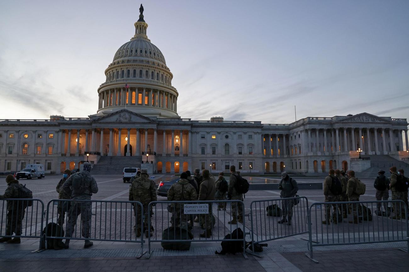 7日、米連邦議会議事堂の警備に当たる州兵ら＝ワシントン（ロイター）