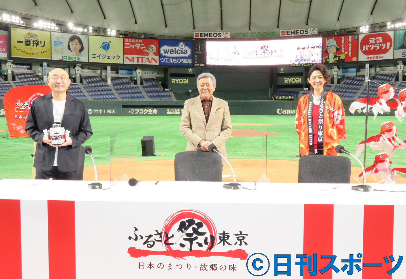 「ふるさと祭り東京2021オンライン－日本のまつり・故郷の味－」に出演した左から「ずん」のやす、小倉智昭、フジテレビの森本さやかアナウンサー（撮影・佐藤勝亮）