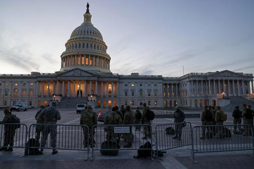 7日、米連邦議会議事堂の警備に当たる州兵ら＝ワシントン（ロイター）