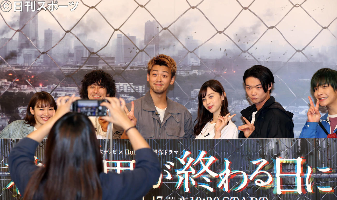 ドラマ「君と世界が終わる日に」のリモート会見後にSNS用の記念撮影をする、左から飯豊まりえ、滝藤賢一、竹内涼真、中条あやみ、笠松将、キム・ジェヒョン（撮影・狩俣裕三）