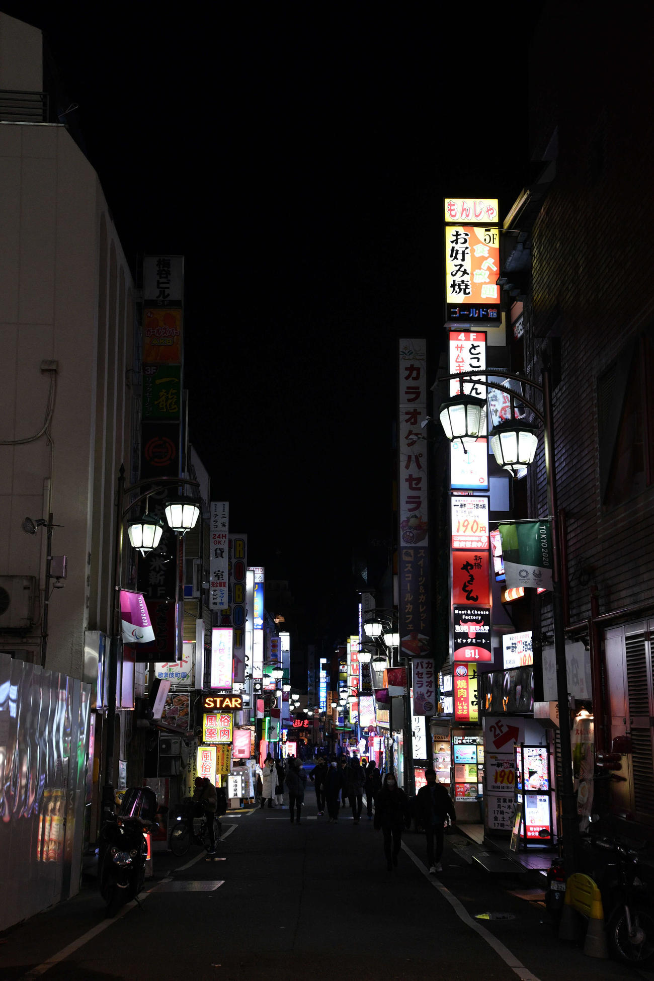 所々で店の明かりが消えた通り＝8日、午後9時6分、新宿・歌舞伎町