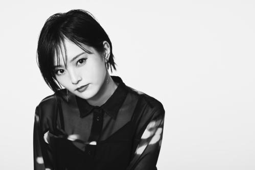 「その女、ジルバ」の主題歌「ドラマチックに乾杯」を歌う山本彩