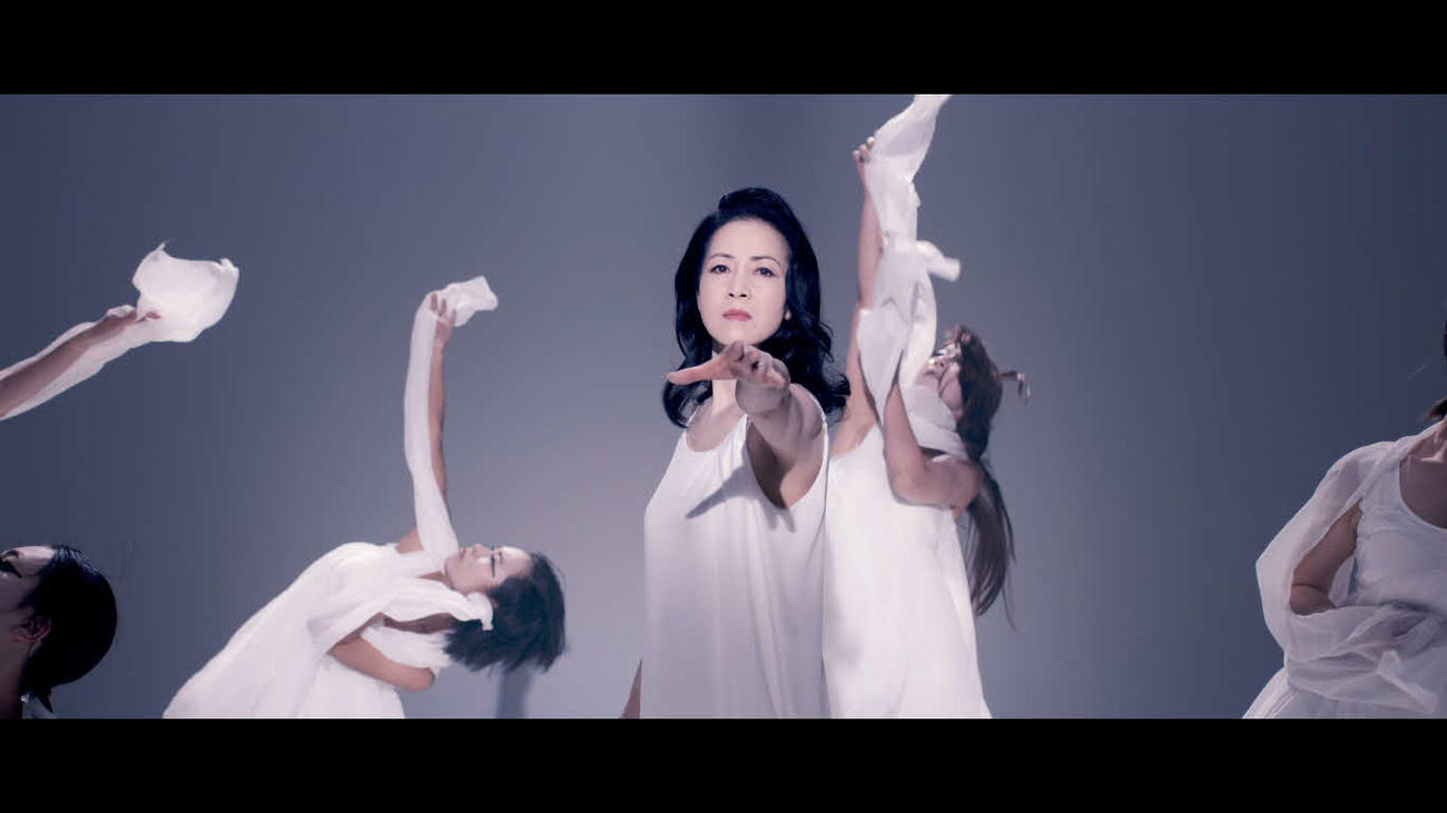 坂本冬美の新曲「ブッダのように私は死んだ」のミュージックビデオの1シーン