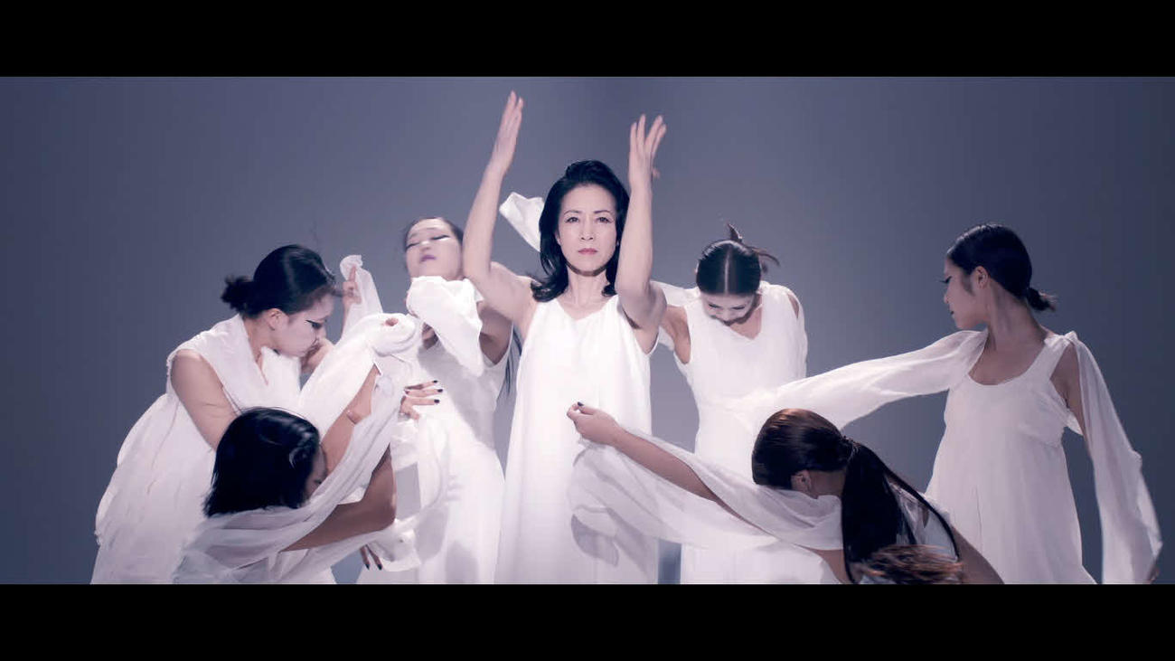 坂本冬美の新曲「ブッダのように私は死んだ」のミュージックビデオの1シーン