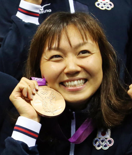 ロンドン五輪でメダルを手に笑顔を見せる加藤ゆか（2012年撮影）
