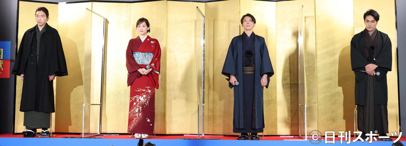 TBSドラマ「天国と地獄」制作発表会見を行う左から柄本佑、綾瀬はるか、高橋一生、北村一輝（撮影・中島郁夫）