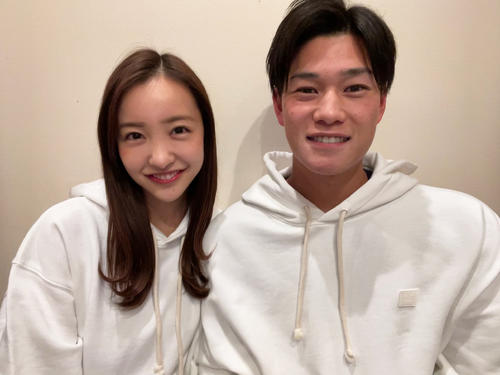 結婚したことを発表した板野友美（左）とヤクルト高橋奎二投手