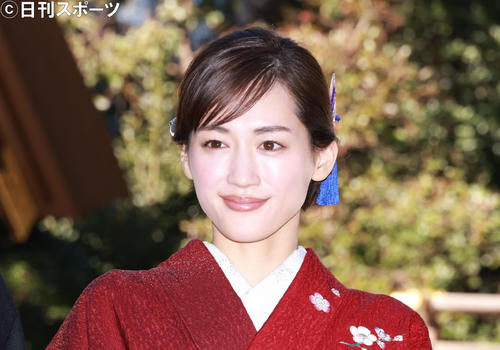 東京・阿佐ケ谷神明宮でドラマ「天国と地獄～サイコな2人～」のヒット祈願を行い笑顔を見せる綾瀬はるか（撮影・中島郁夫）