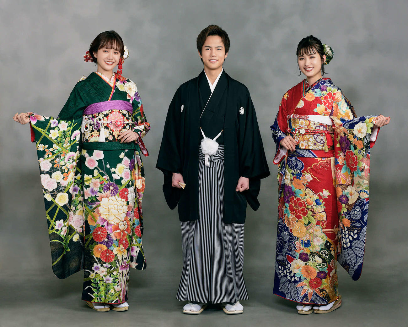 新成人として記念撮影を行った、左から尾碕真花、奥野壮、井頭愛海