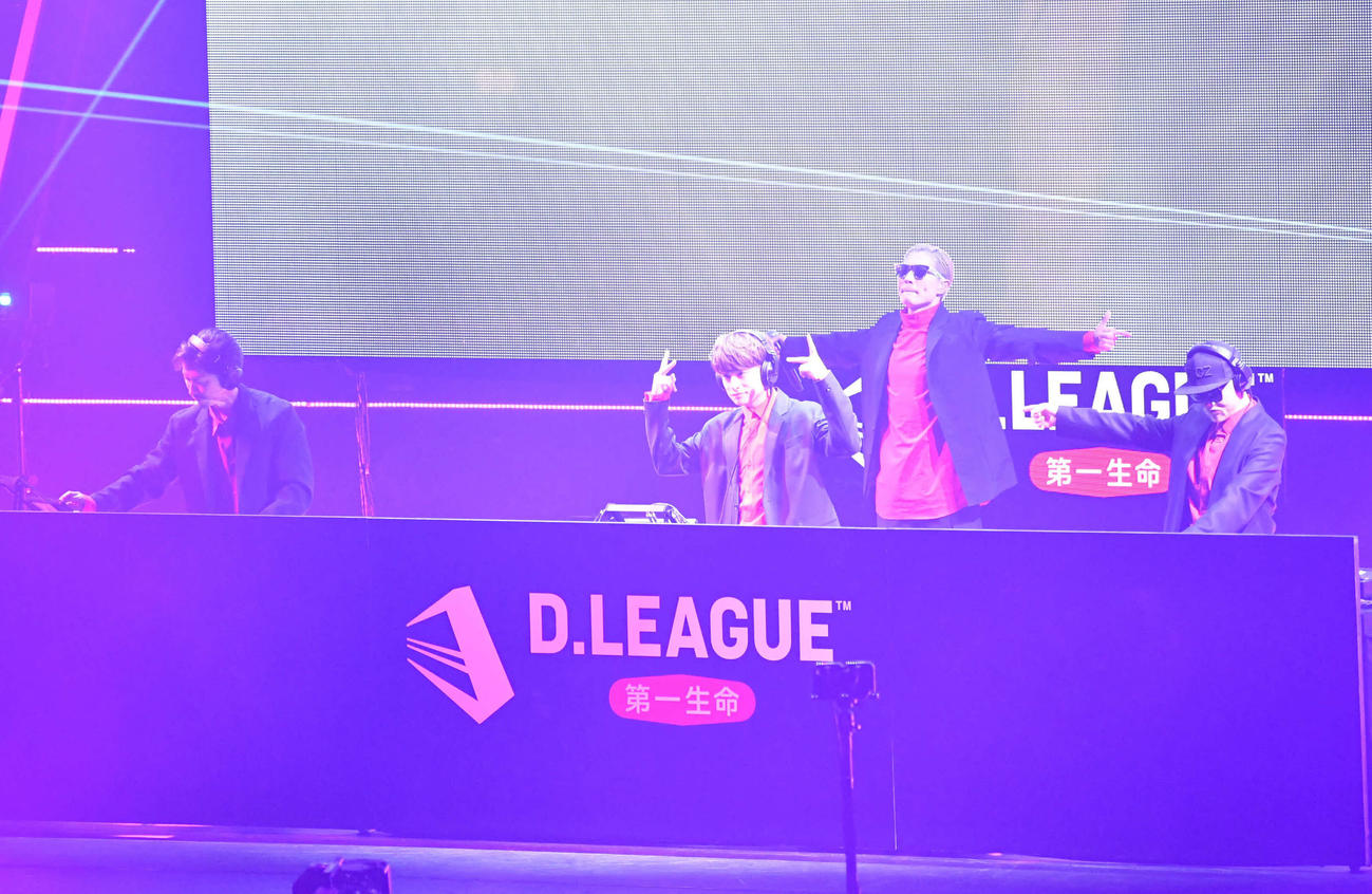 「D．LEAGUE」開幕戦で公式アンセムを披露するPKCZ。左からMAKIDAI、白浜亜嵐、VERBAL、DJ　DARUMA