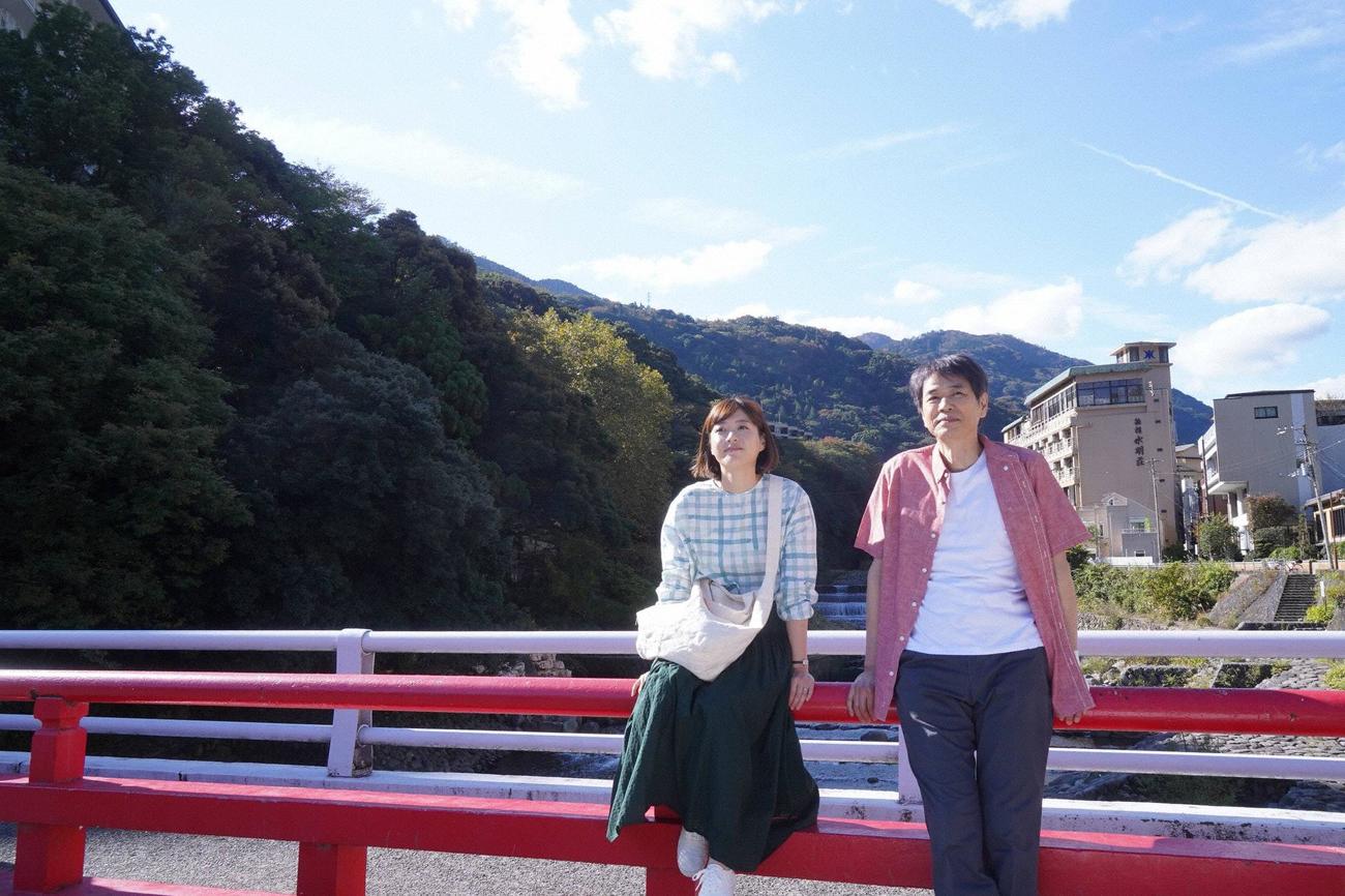万木朝顔（上野樹里＝左）と父の平（時任三郎）（C）フジテレビ