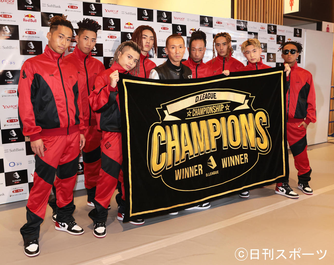 開幕戦を優勝で飾りチャンピオンフラッグを手に記念撮影に臨むSEGA　SAMMY　LUX。中央はディレクターのBOBBY氏（撮影・足立雅史）