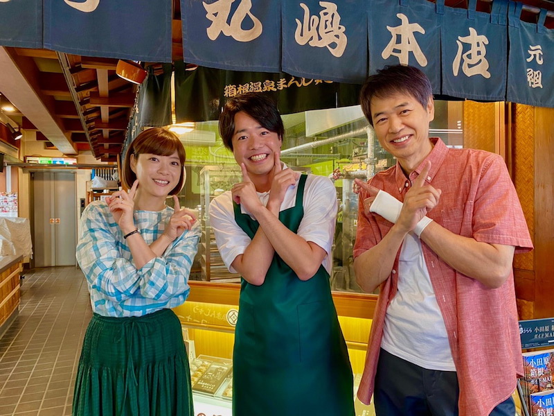 フジテレビ系連続ドラマ「監察医　朝顔」公式ブログが公開した、“シュウペイポーズ”をする左から、上野樹里、お笑いコンビ、ぺこぱのシュウペイ、時任三郎