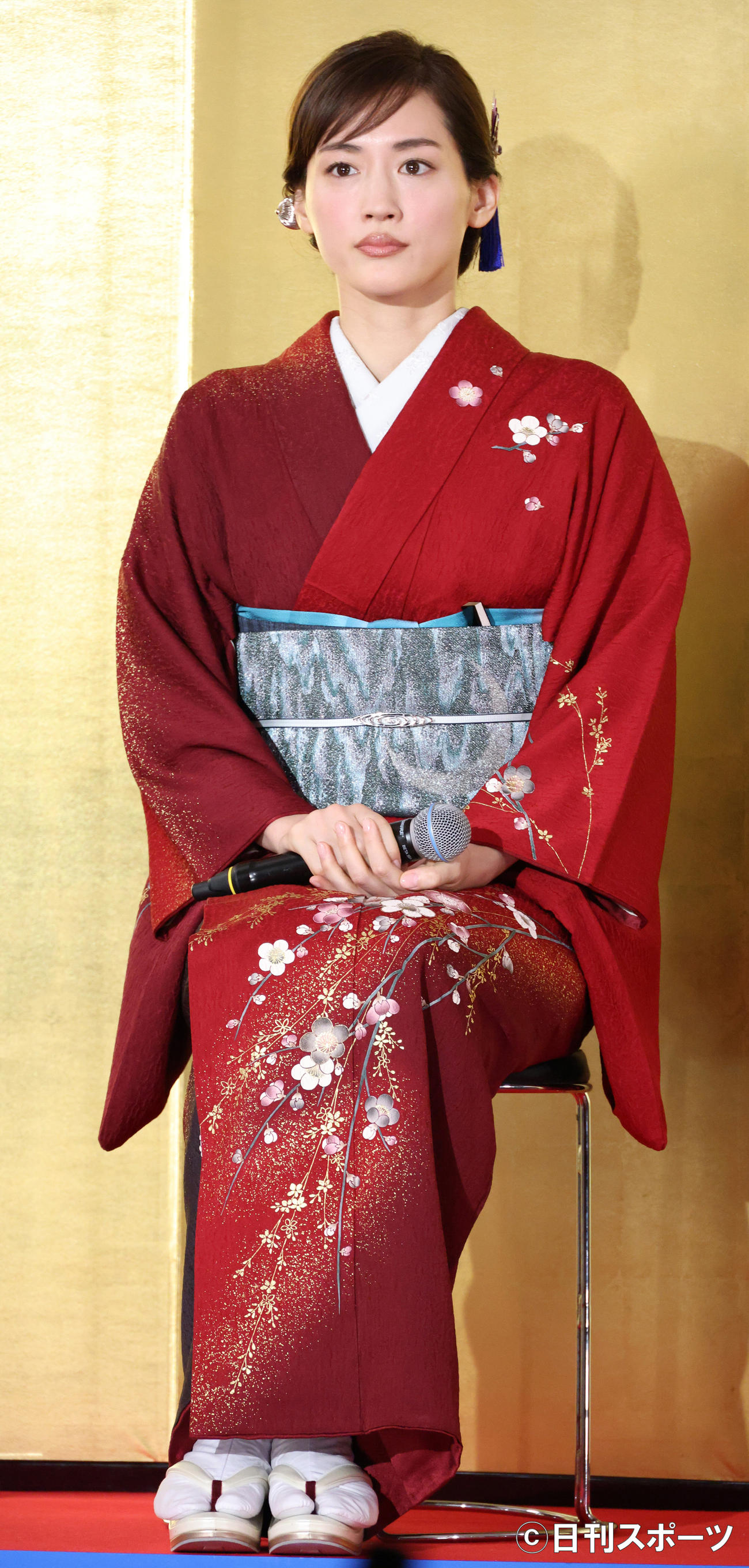会見で美しい和装を披露する綾瀬はるか（撮影・中島郁夫）