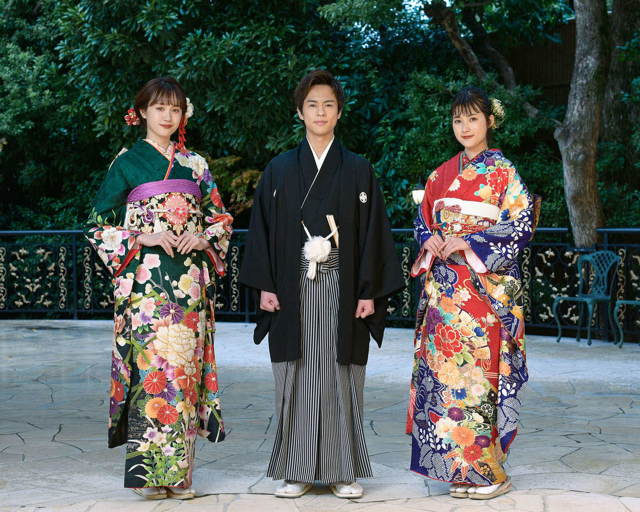 新成人として記念撮影を行った、左から尾碕真花、奥野壮、井頭愛海