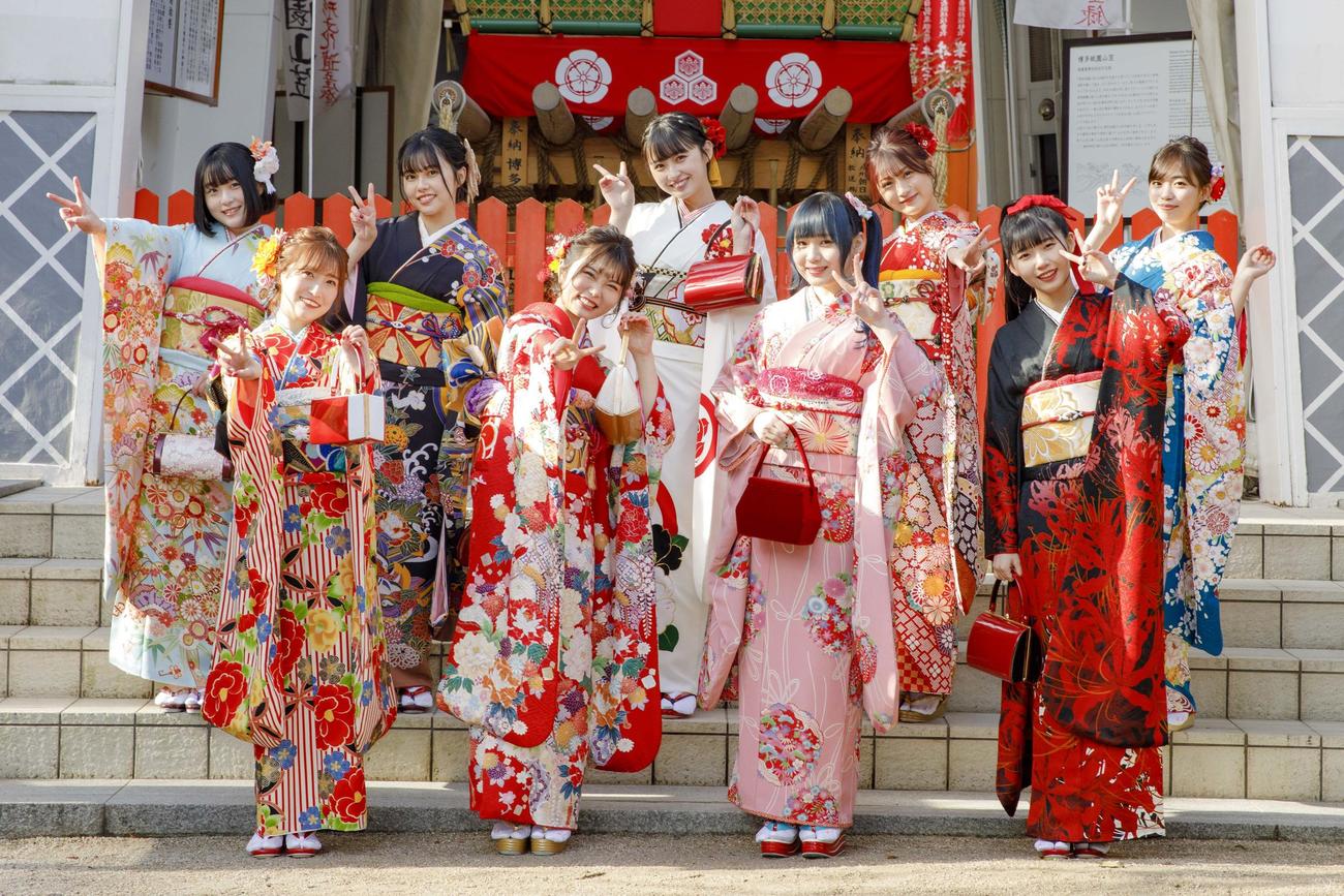 地元福岡の櫛田神社で成人式を行ったHKT48の、前列左から坂本愛玲菜、秋吉優花、荒巻美咲、石安伊、後列左から市村愛里、地頭江音々、松本日向、宮崎想乃、栗山梨奈(C)Mercury