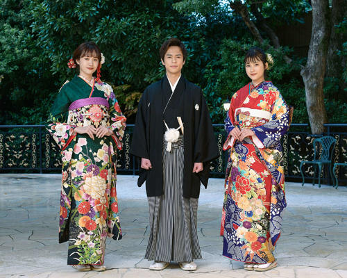 新成人として記念撮影を行った、左から尾碕真花、奥野壮、井頭愛海