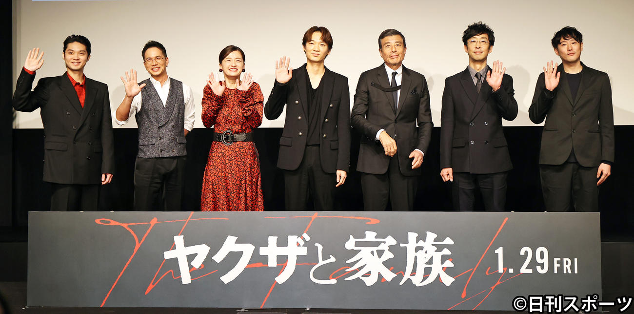 映画「ヤクザと家族」の完成報告トークイベントで記念撮影する、左から磯村勇斗、市原隼人、尾野真千子、綾野剛、舘ひろし、北村有起哉、藤井道人監督（撮影・浅見桂子）