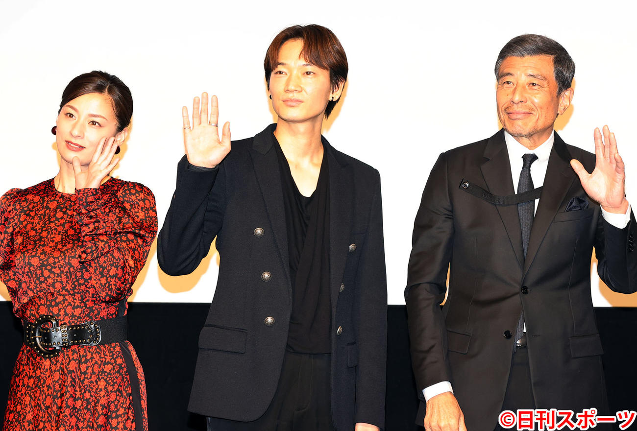 映画「ヤクザと家族」の完成報告トークイベントで手を振る、左から尾野真千子、綾野剛、舘ひろし（撮影・浅見桂子）