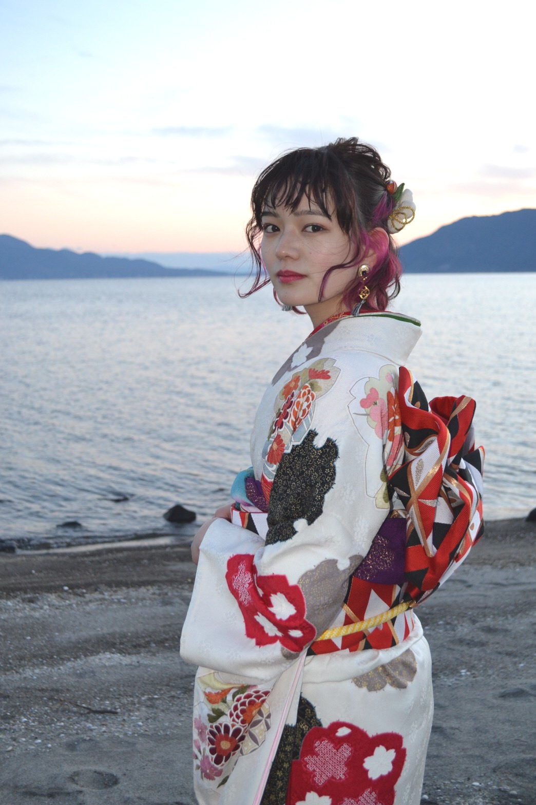 晴れ着姿で笑顔を見せる劇団4ドル50セントの湯川玲菜