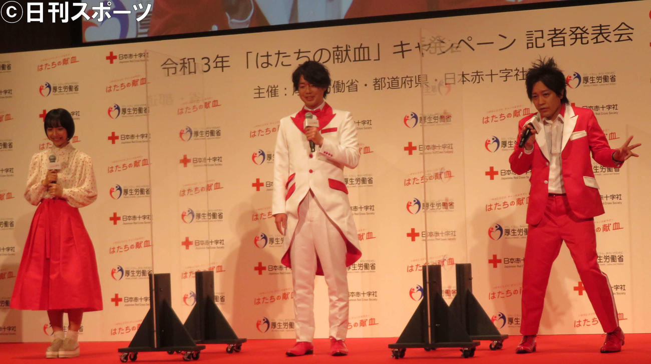 令和3年「はたちの献血」キャンペーン記者発表会に出席した、左から山之内すず、ぺこぱのシュウペイと松陰寺太勇（撮影・村上幸将）