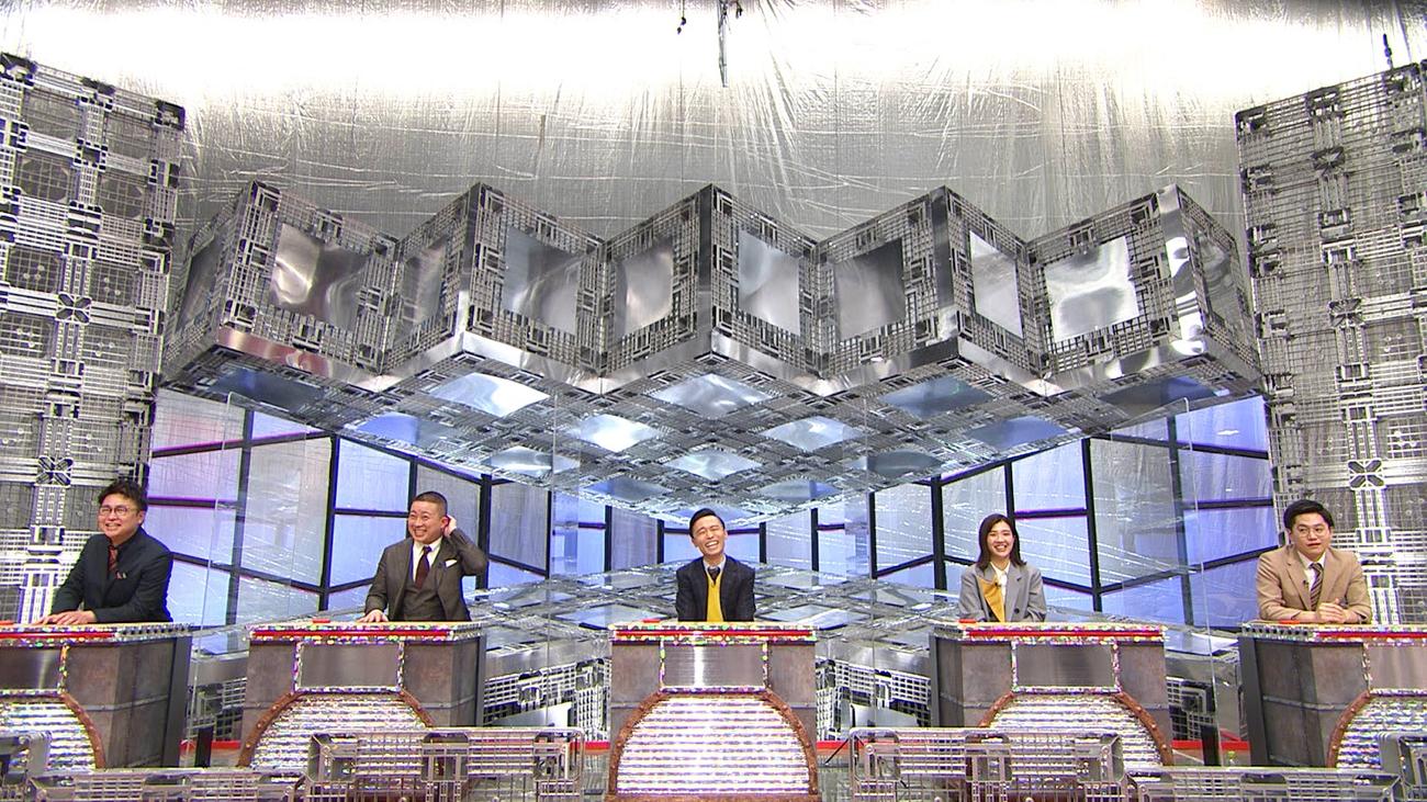 フジテレビ系「NO.1ツッコミGP　KIREAJI」に出演する、左から銀シャリ橋本直、チョコレートプラネット松尾駿、カミナリ石田たくみ、3時のヒロイン福田麻貴、東京ホテイソンたける（C）フジテレビ