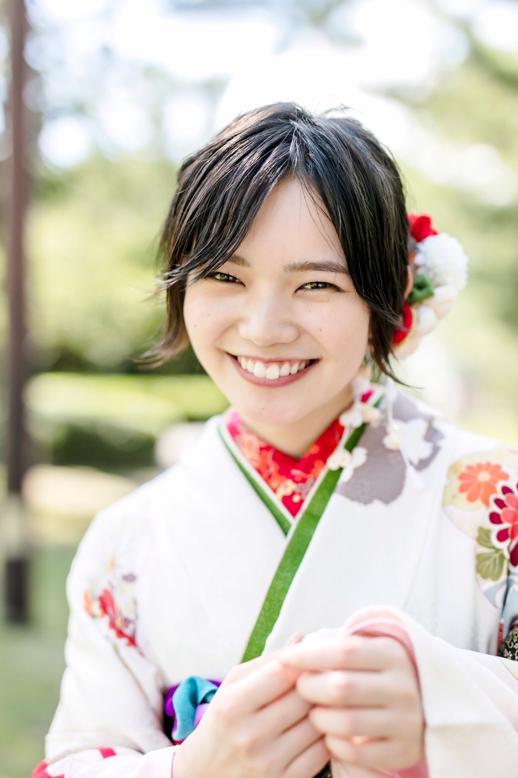 晴れ着姿で笑顔を見せる劇団4ドル50セントの湯川玲菜