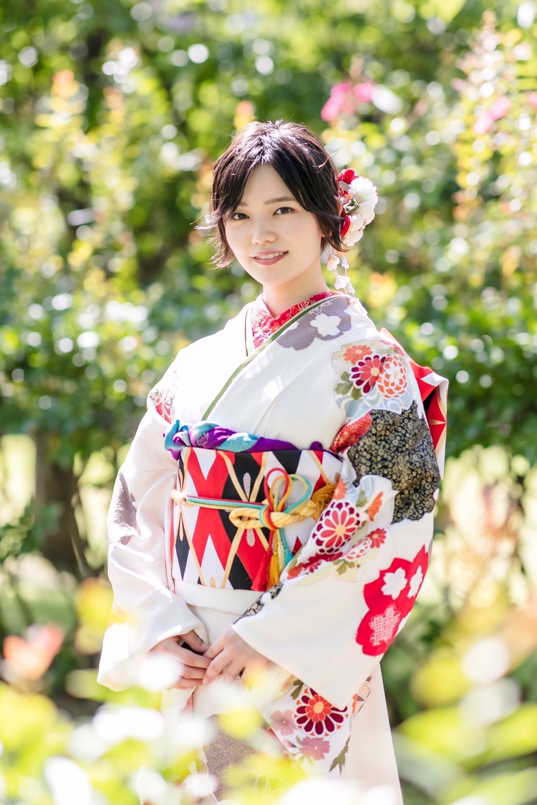 晴れ着姿で笑顔を見せる劇団4ドル50セントの湯川玲菜