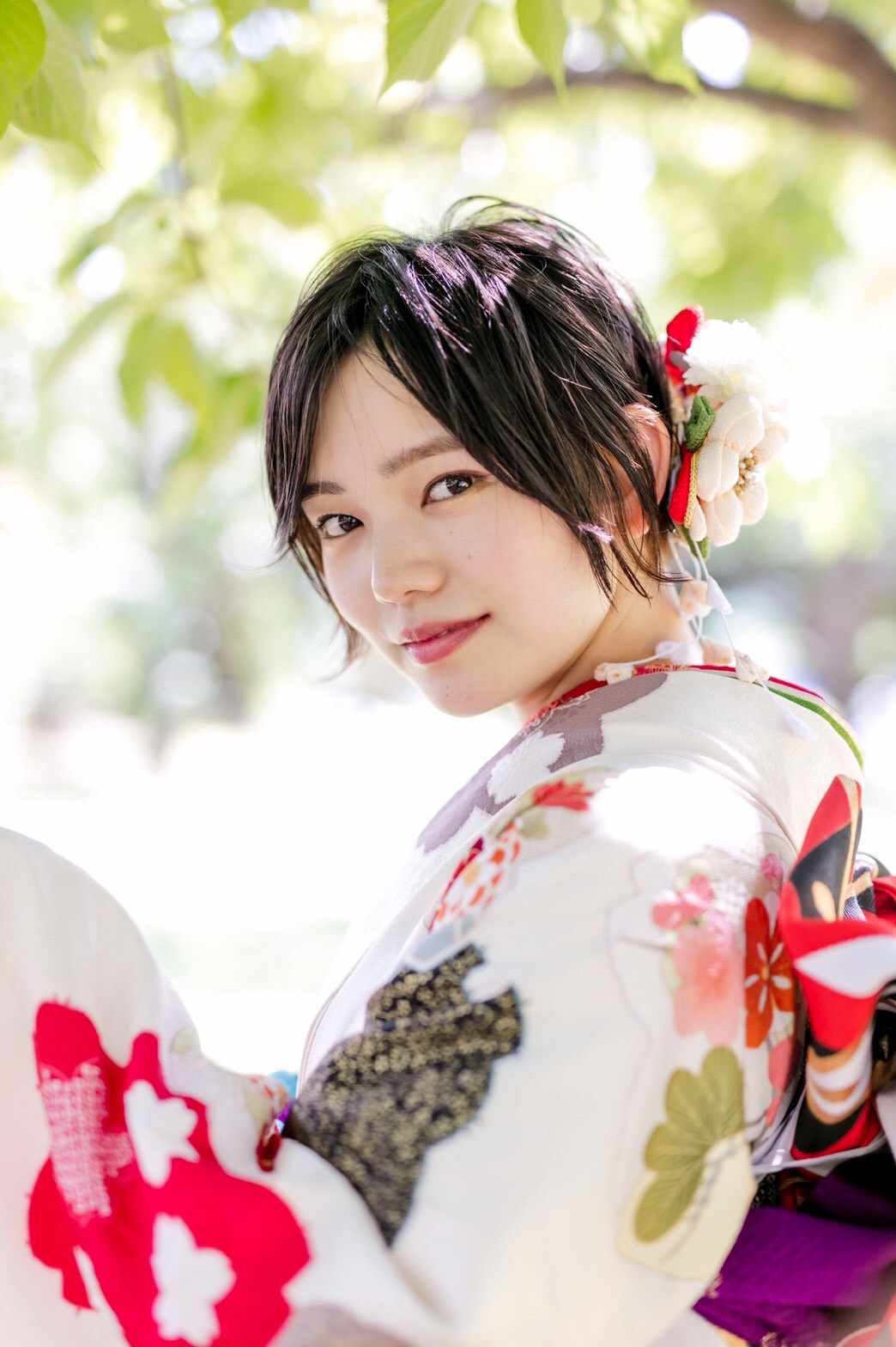 晴れ着姿で笑顔を見せる劇団4ドル50セントの湯川玲菜