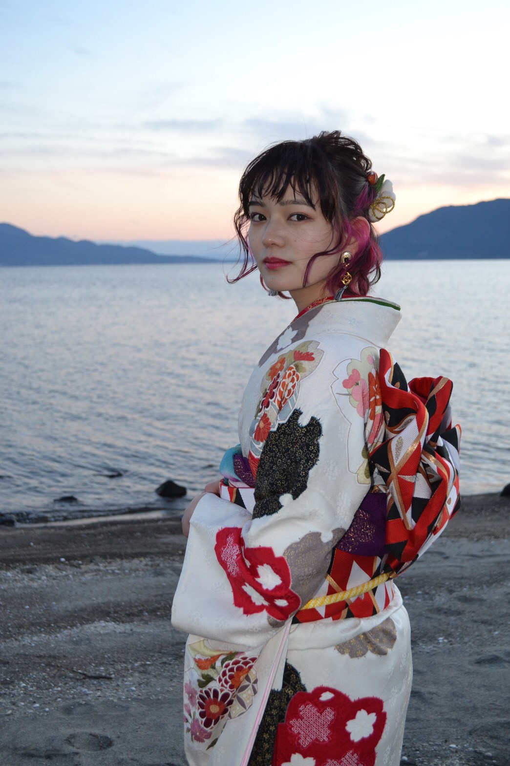晴れ着姿で笑顔を見せる劇団4ドル50セントの湯川玲菜