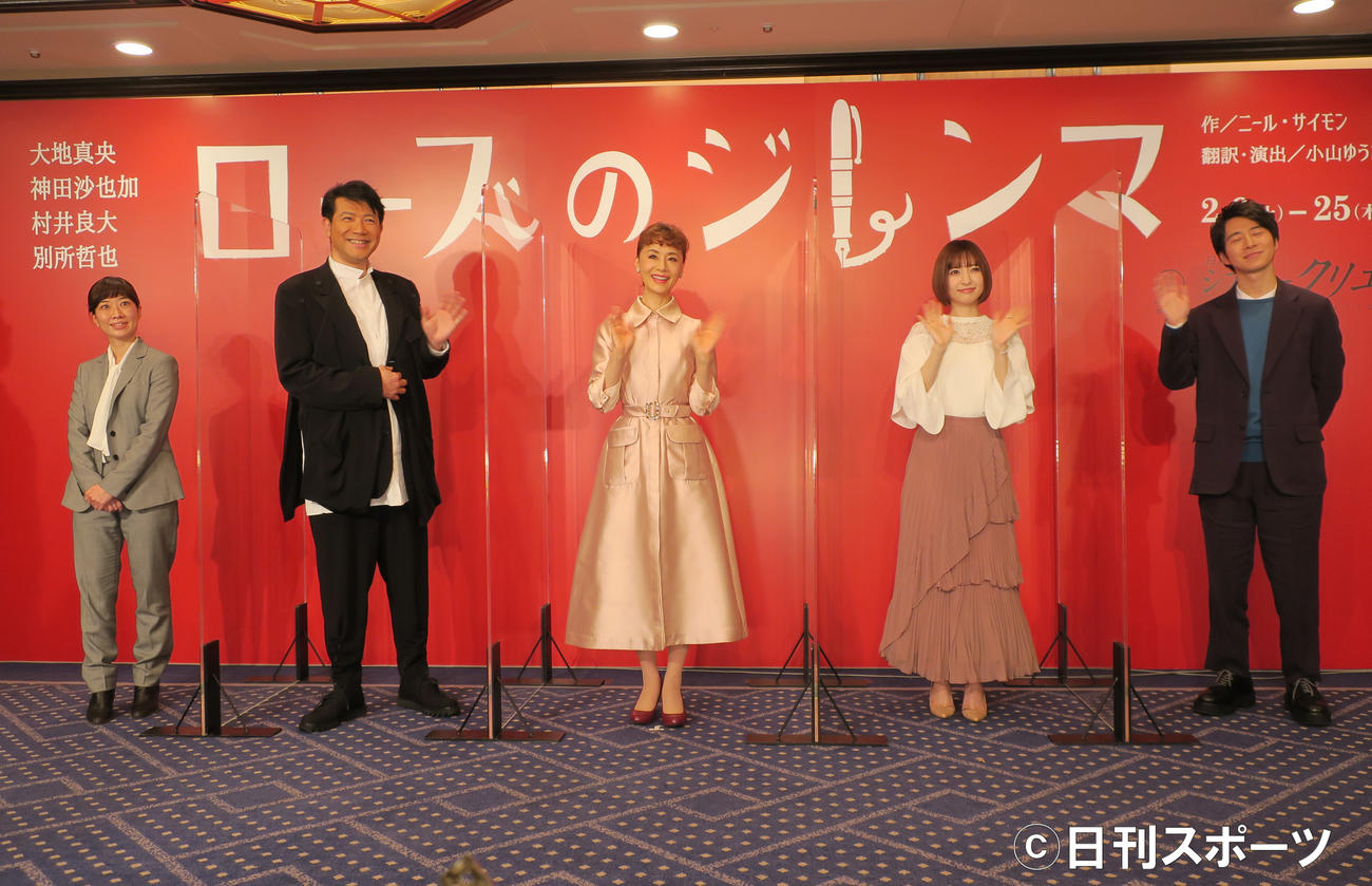 舞台「ローズのジレンマ」制作発表会で。左から、演出の小山ゆうな氏、別所哲也、大地真央、神田沙也加、村井良大
