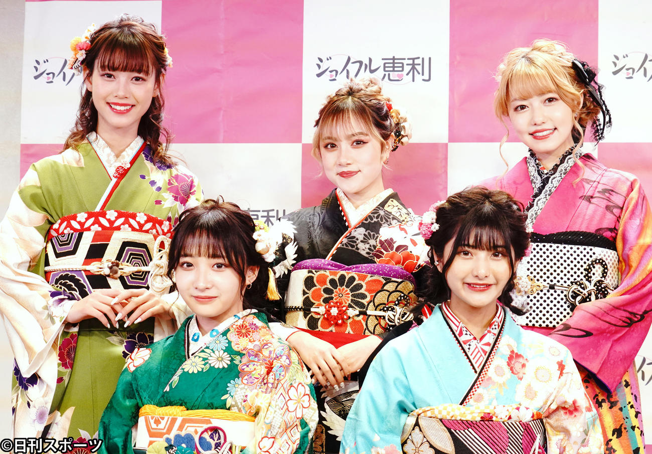 「振袖　TEENS」お披露目イベントに出席した、後列左から粕谷音、樽井みか、高橋かの。前列左から石川翔鈴、横田未来（撮影・佐藤成）