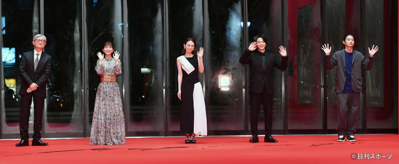 映画「ファーストラヴ」完成報告イベントで記念撮影に納まる左から堤幸彦監督、芳根京子、北川景子、中村倫也、窪塚洋介（撮影・柴田隆二）