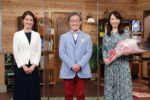 BSテレ東「武田鉄矢の昭和は輝いていた」に出演する武田鉄矢（中央）。左は新アシスタントに就任する福田典子アナウンサー、右は番組を卒業する須黒清華アナウンサー