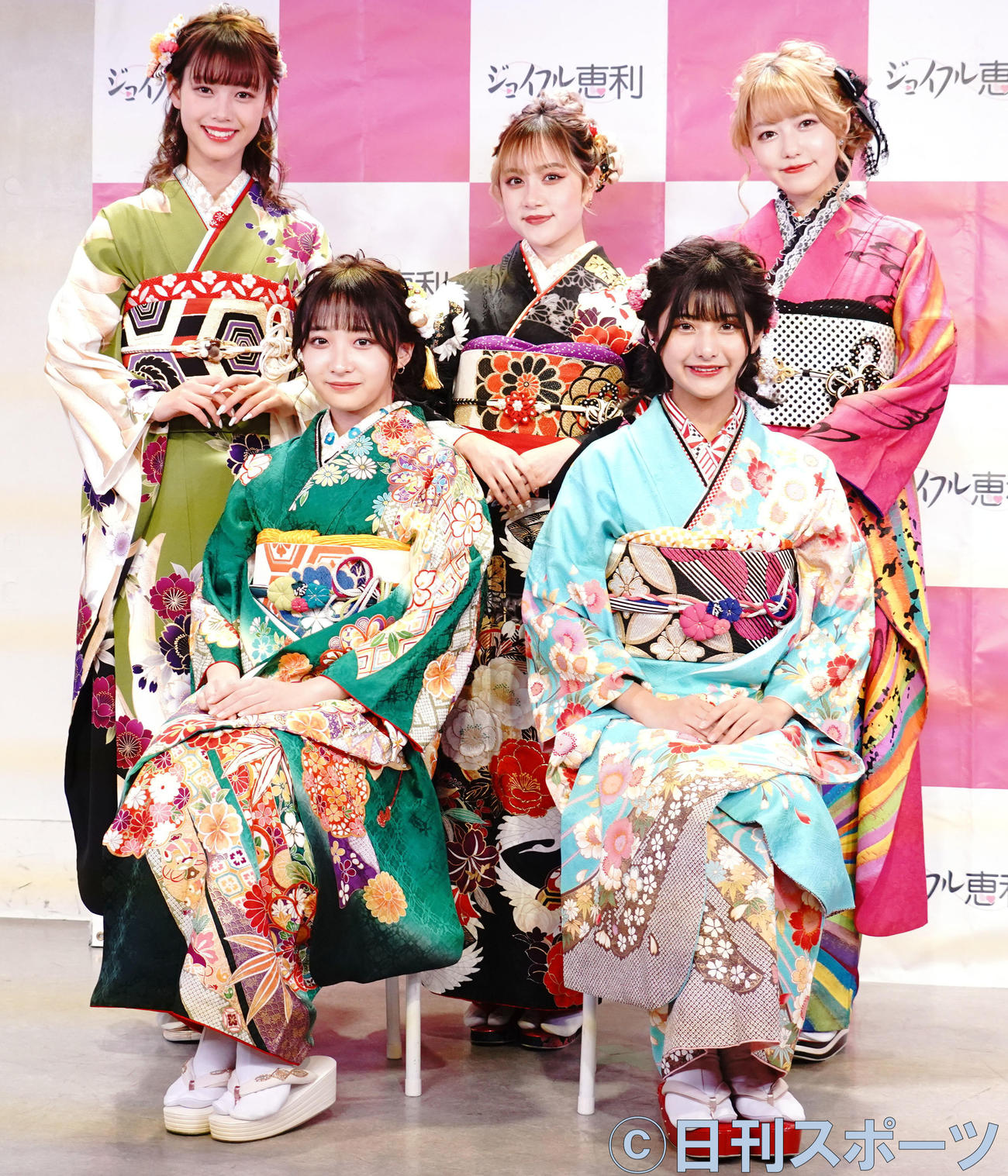 「振り袖　TEENS」お披露目イベントに出席した、前列左から石川翔鈴、横田未来、後列左から粕谷音、樽井みか、高橋かの（撮影・佐藤成）