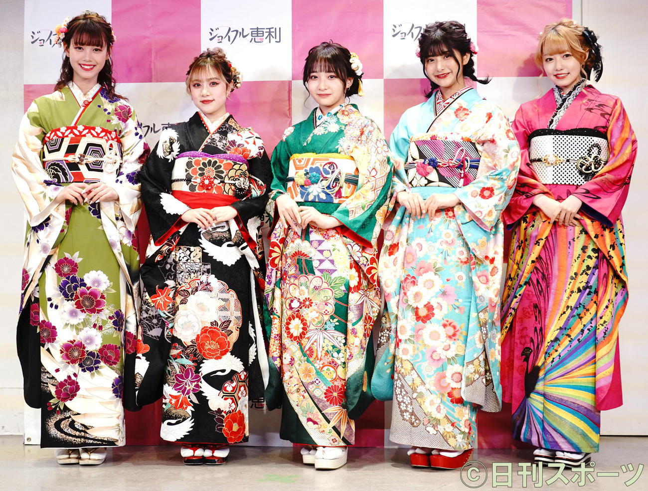 「振袖　TEENS」お披露目イベントに出席した、左から粕谷音、樽井みか、石川翔鈴、横田未来、高橋かの（撮影・佐藤成）