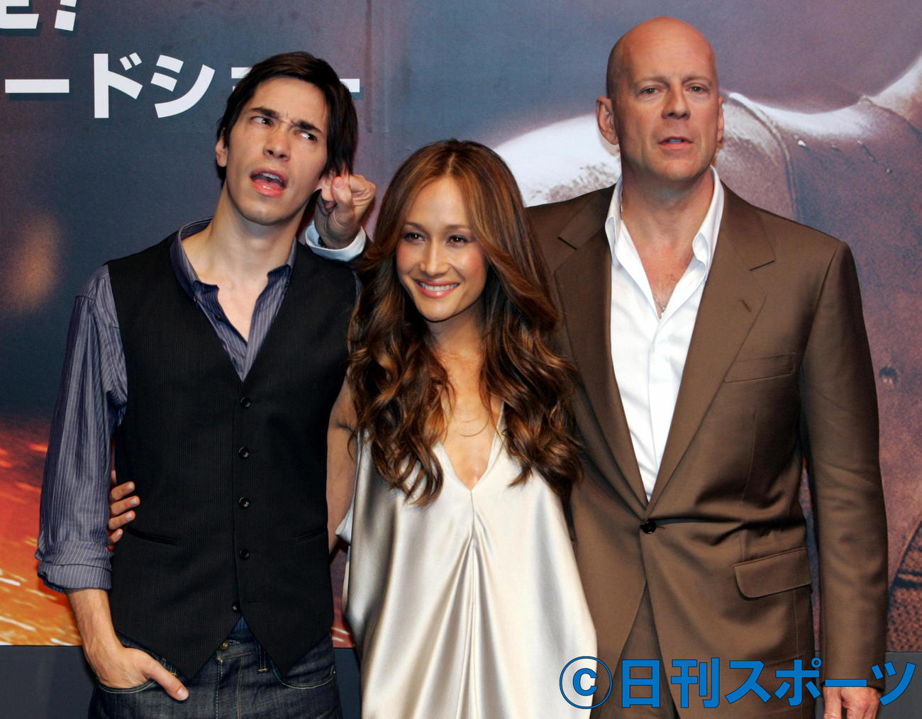 来日記者会見でジャスティン・ロング（左）の耳を引っ張るブルース・ウィリス（07年6月12日撮影）