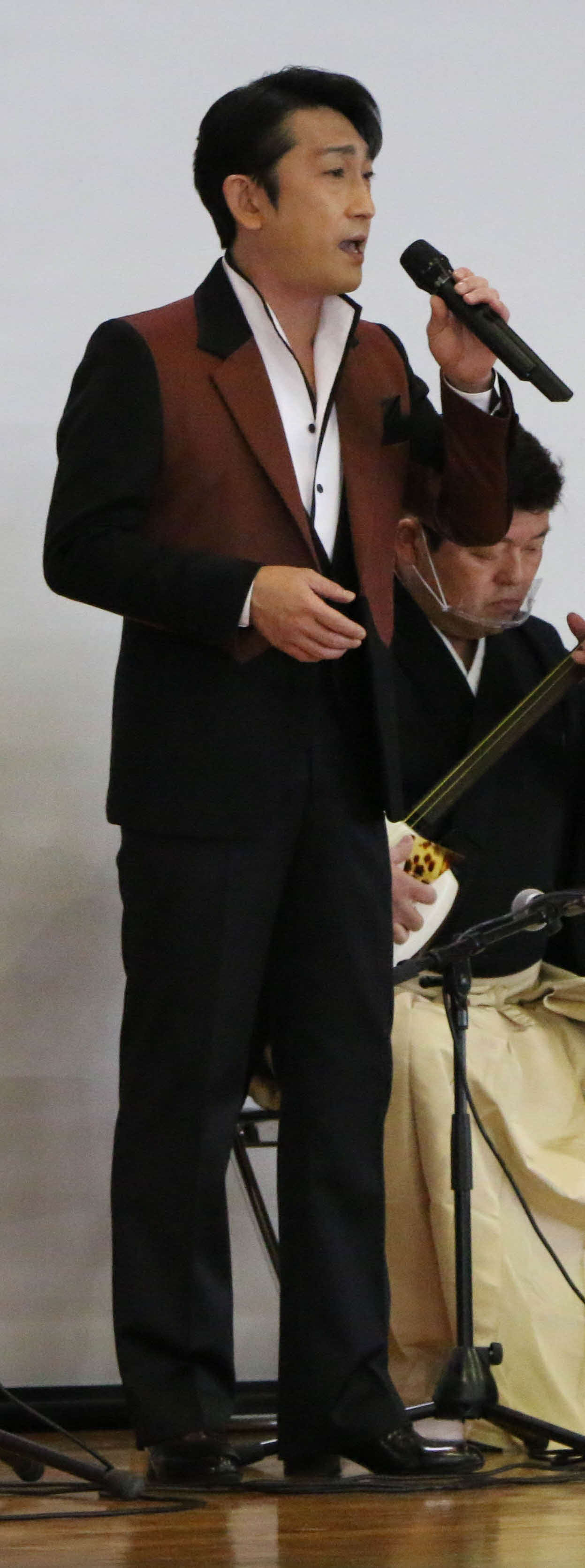 民謡と演歌を熱唱する福田こうへい