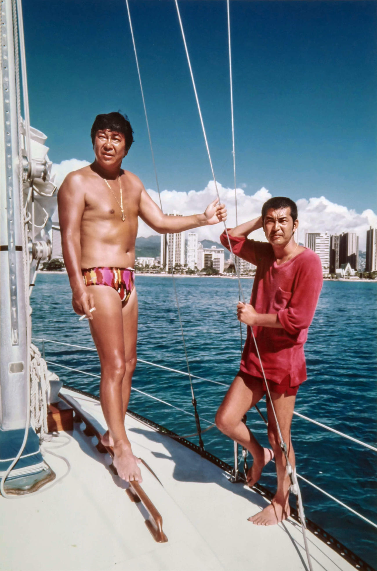 81年、ハワイでセーリングを楽しむ石原裕次郎さん（左）渡哲也さん