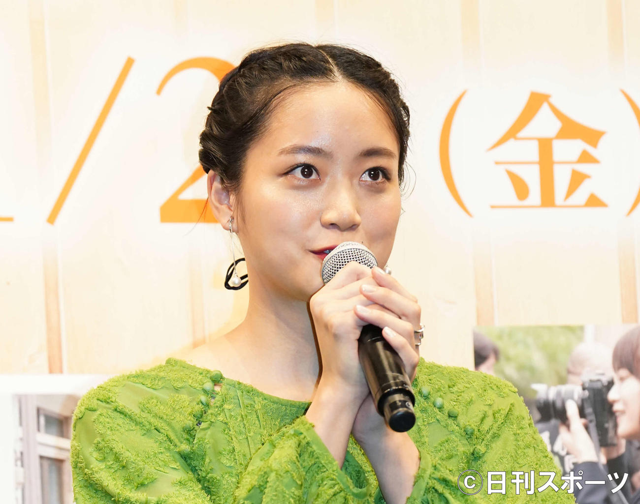 映画「おもいで写真」完成報告会見であいさつする深川麻衣（撮影・鈴木みどり）