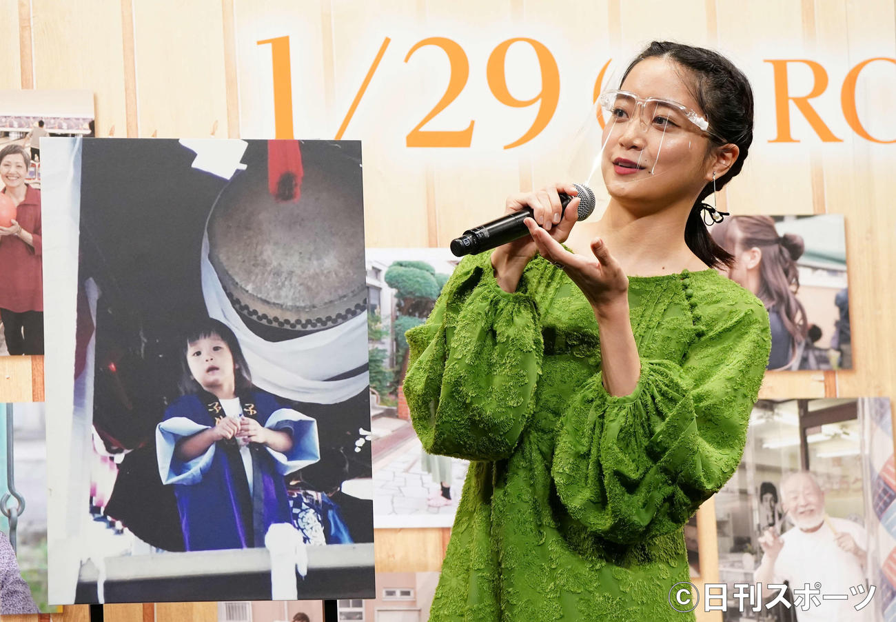 映画「おもいで写真」完成報告会見で自らの「おもいで写真」を披露する深川麻衣（撮影・鈴木みどり）