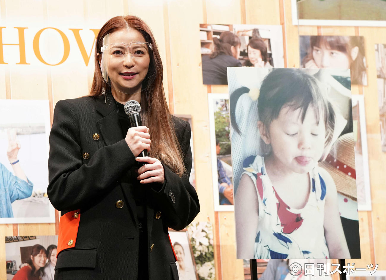 映画「おもいで写真」完成報告会見で自らの「おもいで写真」を披露する香里奈（撮影・鈴木みどり）